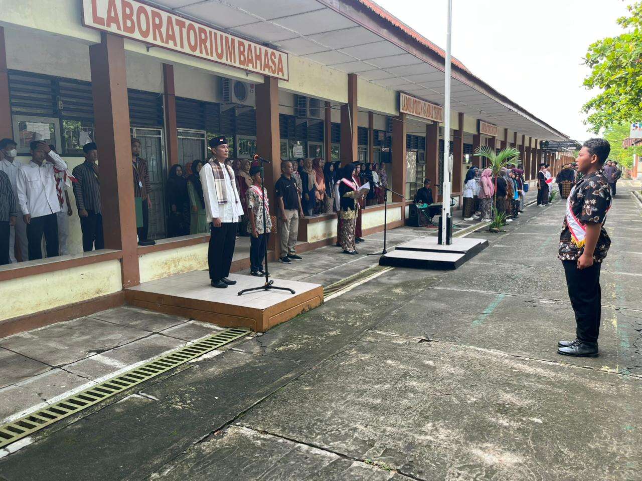 Upacara hari pahlawan di SMK Veteran 1 Sukoharjo